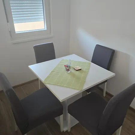 Apartman Una *