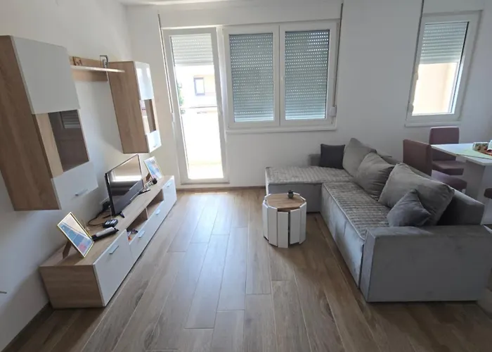 Apartman Una شقة